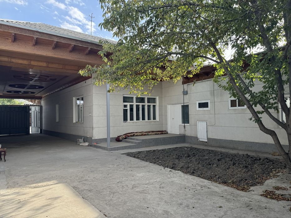 Ховли уй сотилади шахар марказида