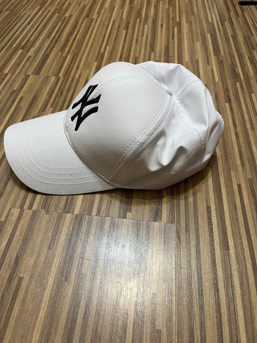 Бяла шапка New Era