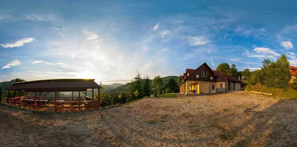 Complex turistic în Munții Apuseni–3 clădiri, 10 camere, teren 3740 mp