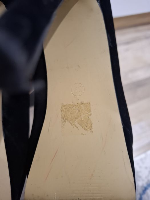 Високи обувки от велур.