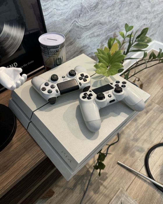Продам PS4. Работает идеально