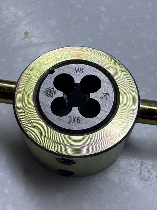 Продам плашку М8 X9C с плашкодержателем  Резборез
