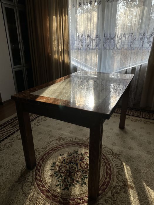 Мраморный стол в гостинную