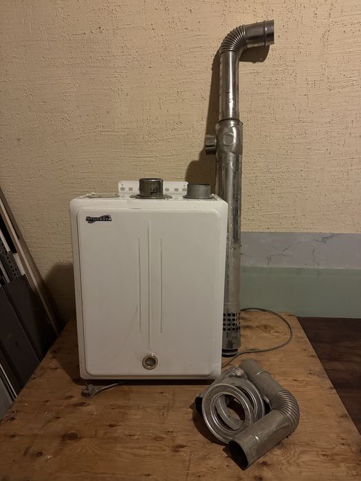 Газовая колонка Hydrosta с дымоходом, рабочая