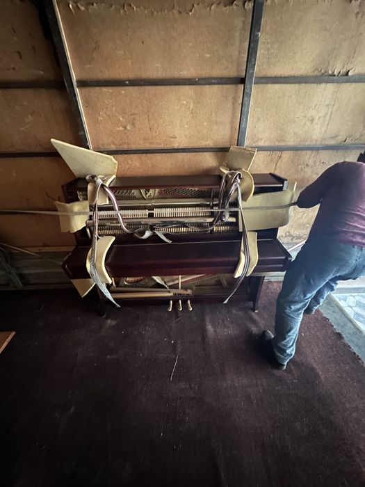 Достака мебели и пианино