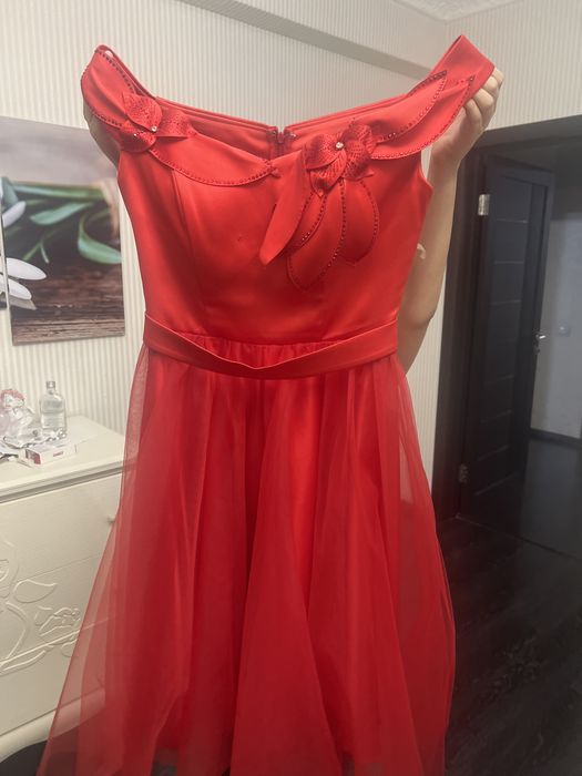 Красивое платье красное