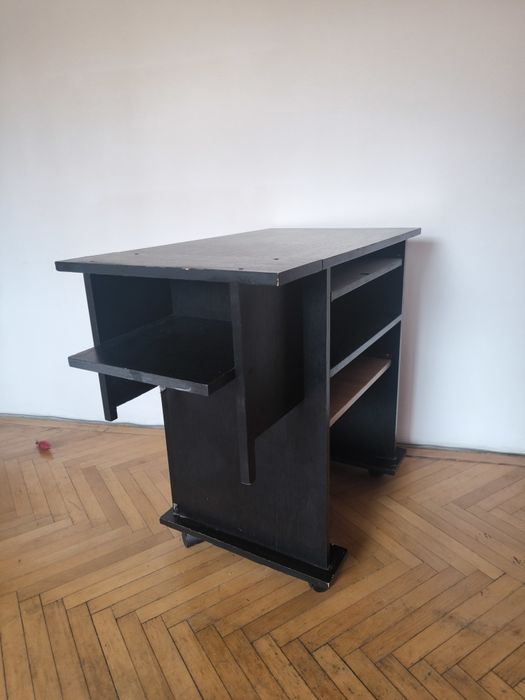 Birou de calculator compact și funcțional