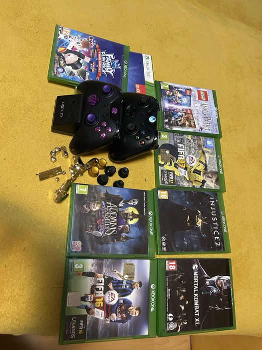 Xbox one cu 2 manete, 1TB dock station, 370 GB și 8 jocuri