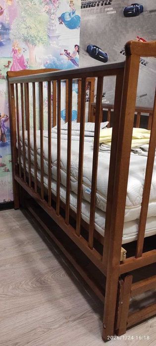 Детская кроватка с матрасами.
