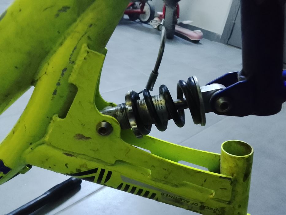 Велику 3 года б/у тормоза не работают. Два колеса лопнуты. А так всё н