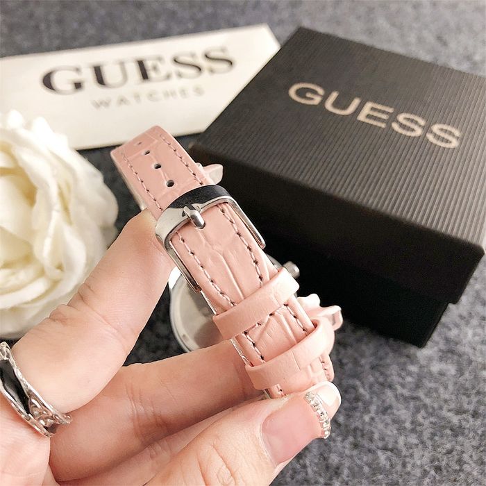 Дамски ръчен часовник Guess с кожена верижка