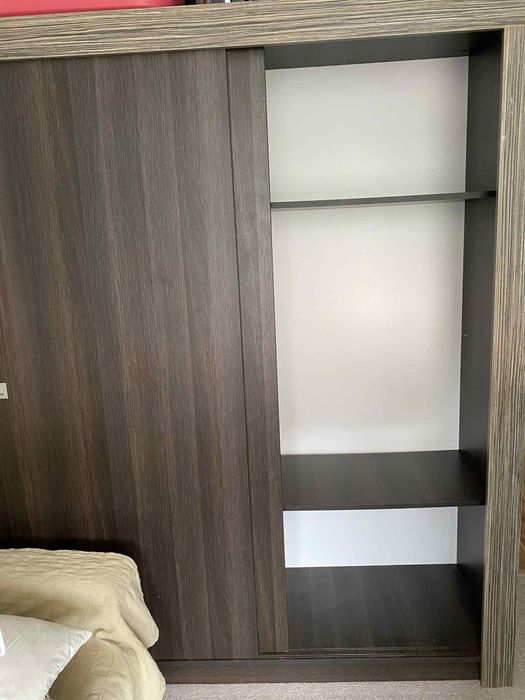 Двукрилен гардероб с плъзгащи врати