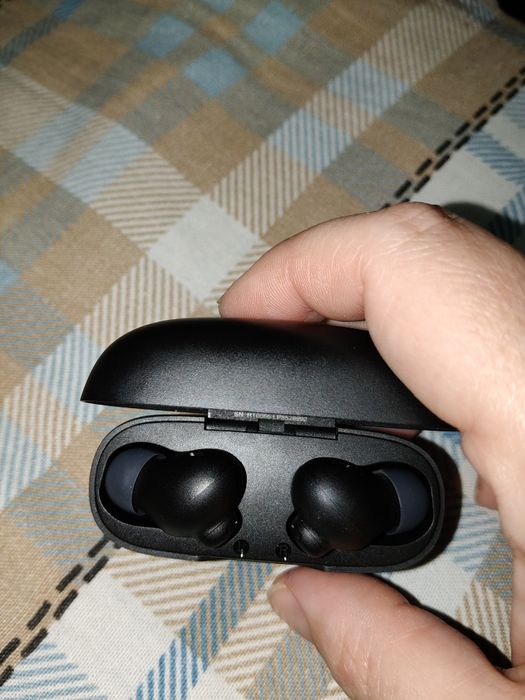 Продам новые наушники JBL