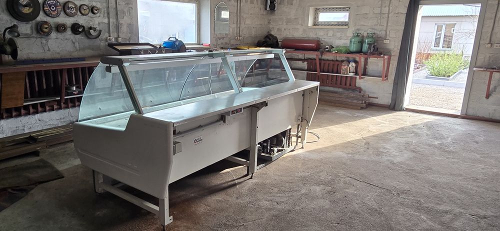 Продам витринный холодильник