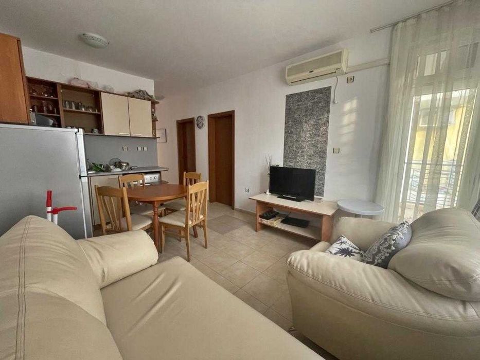 Обзаведен тристаен апартамент в западната част на комплекса