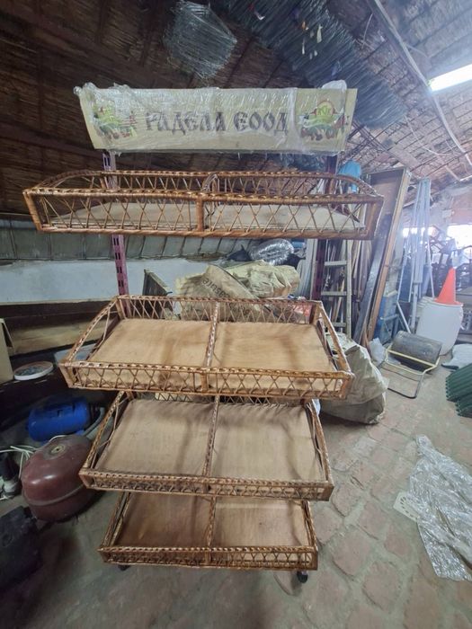 Продавам Стелажи  с ракитови кошници
