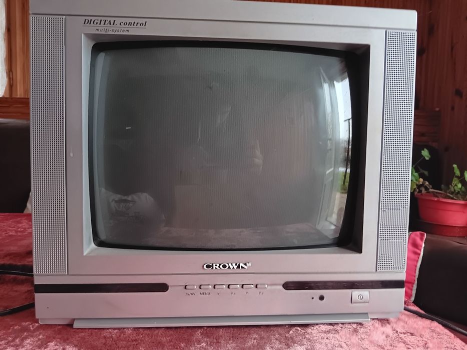 Телевизори Crown и Hisense