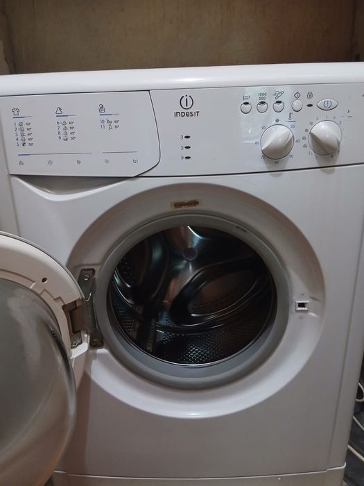Vând Indesit mașina spălat rufe