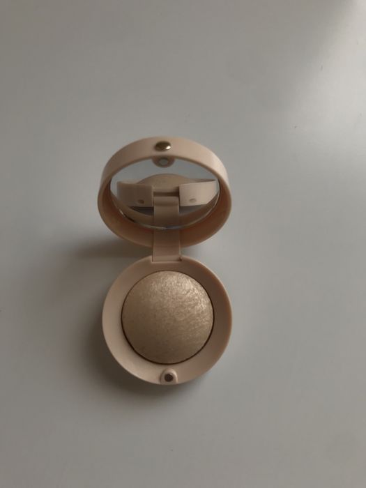 Пудра за лице; хайлайтър; сенки;