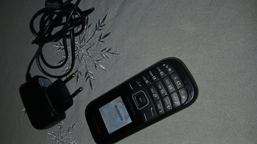 Telefon Samsung cu incarcator