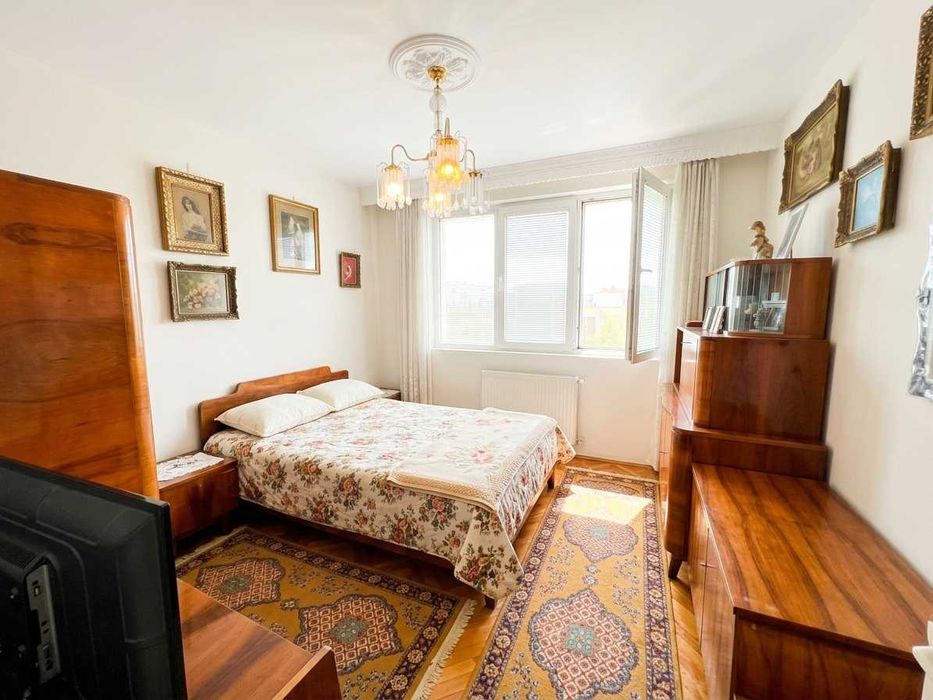 Apartament cu 2 camere, situat în zona ultracentrală a orașului Piatra-Neamț. Imobilul este dotat cu multiple îmbunătățiri. Str Mihai Eminescu