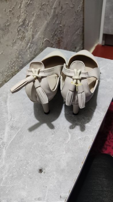 Продается женские вечерние туфли