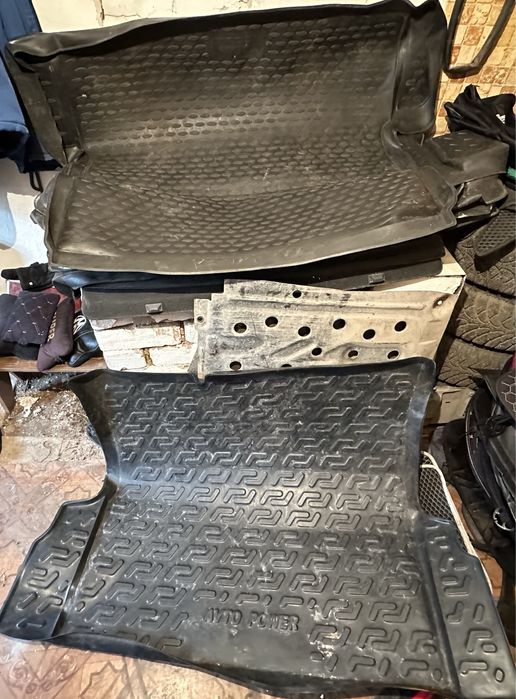 Резиновые коврики в багажник