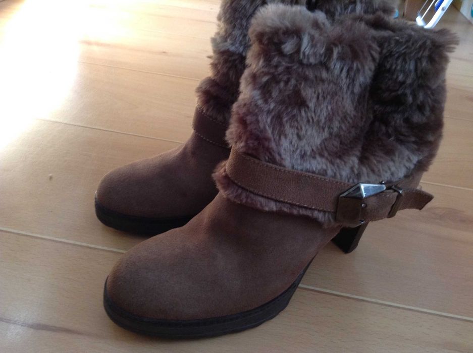 Дамски кафяви велурени боти BATA