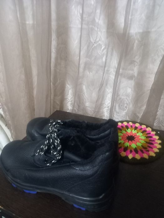 Продам зимние спецботинки.