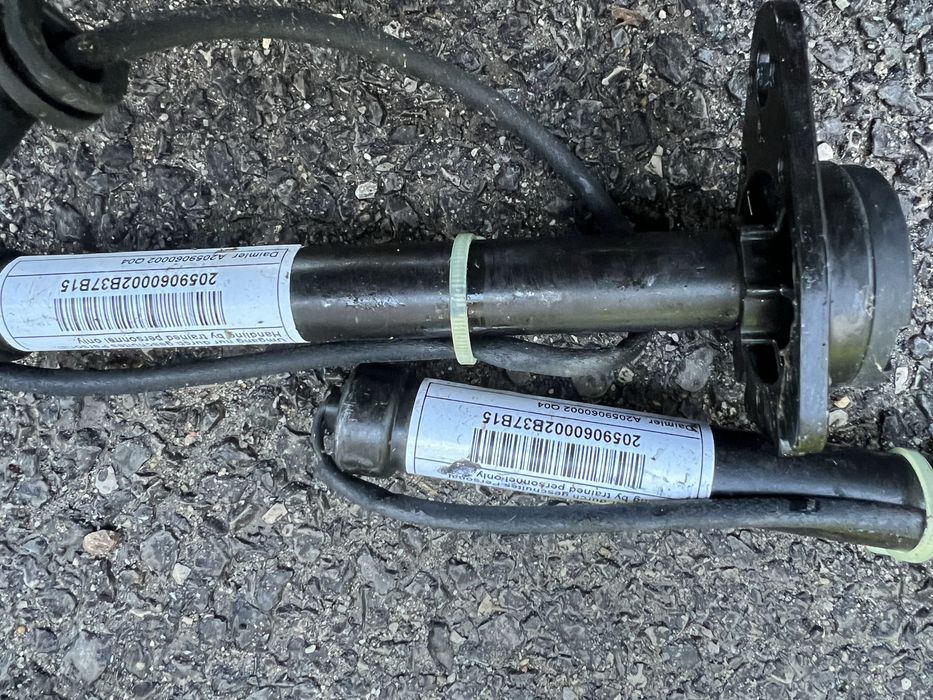 Mercedes W205 пиропатрони/панти преден капак