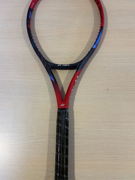 Racheta Yonex Vcore 100 / 300g/ Grip 2