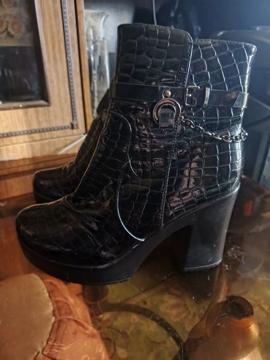 Продаю сапожки осень весна