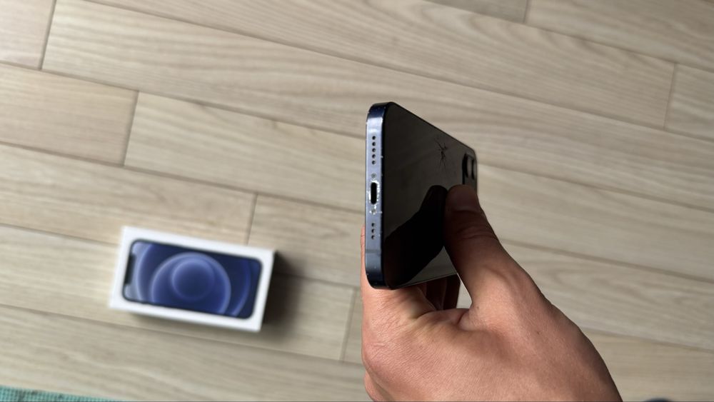 Black Iphone 12 - 64GB