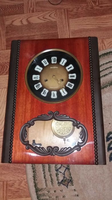 Продам     на  стенные   часы  с   боем   завод   на  неделю