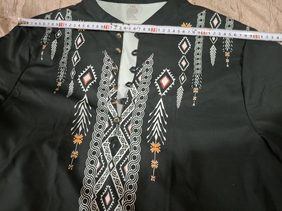 Риза със щамповани шевици