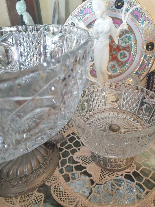 Cos de cristal si Tablou trandafiri portelan cu semnatura rama lemn