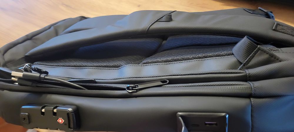 Rucsac laptop cu suport baterie externa USB si lacat pe cifre