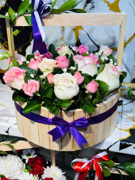 Atirgul rozalar qizil roziviy ko’k siniy korzinkali