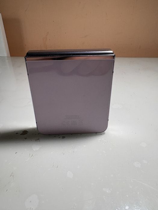 Продавам Z flip 5