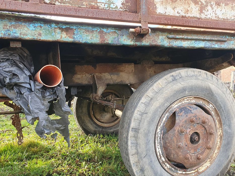 vând semănătoare prășitoare 6 rânduri, remorcă agricolă