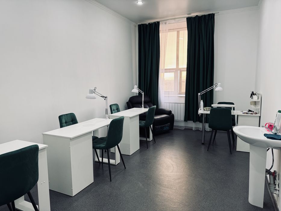 Мастер маникюра.