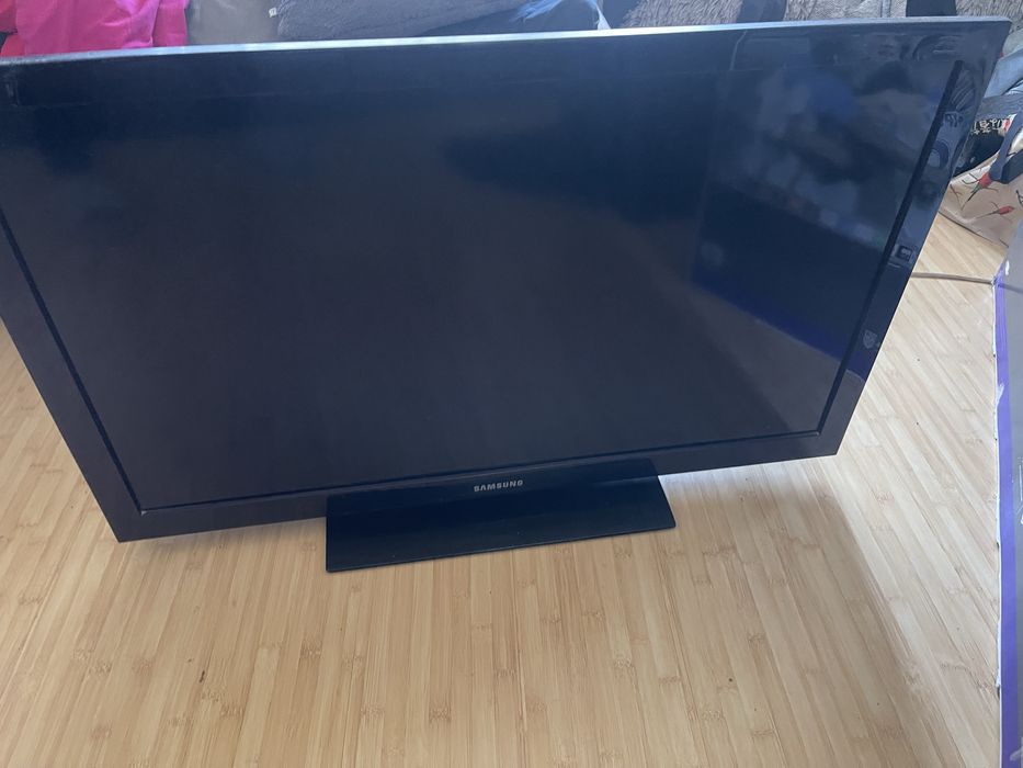 Tv  Samsung  diagonala 108  pret 300 nMicrosoft webcam LifeCam VX-1000