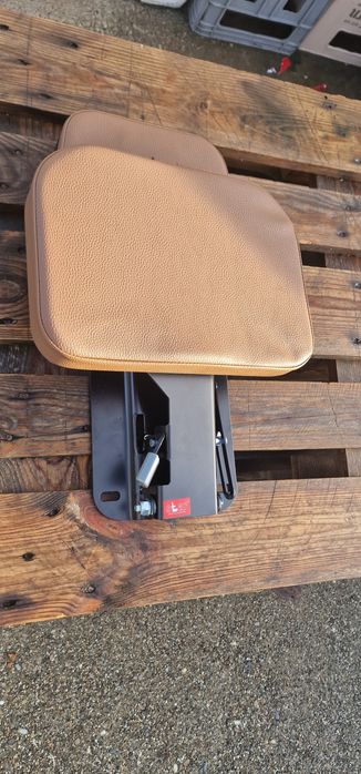 Scaun pasager tractor john deere original este model tapițat cu șezut