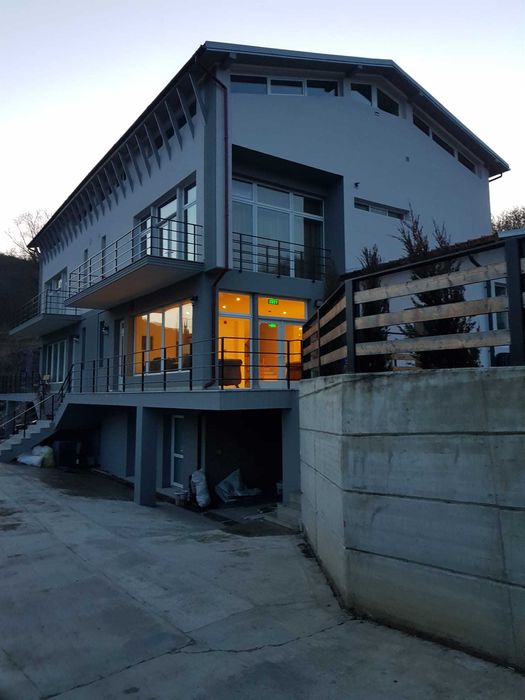 Inchiriez cladire 450mp clinica , camin varstnici, birouri