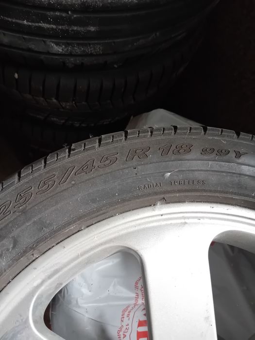 оригинални  алуминиеви джанти с гуми. 18 цола за ауди и vw.