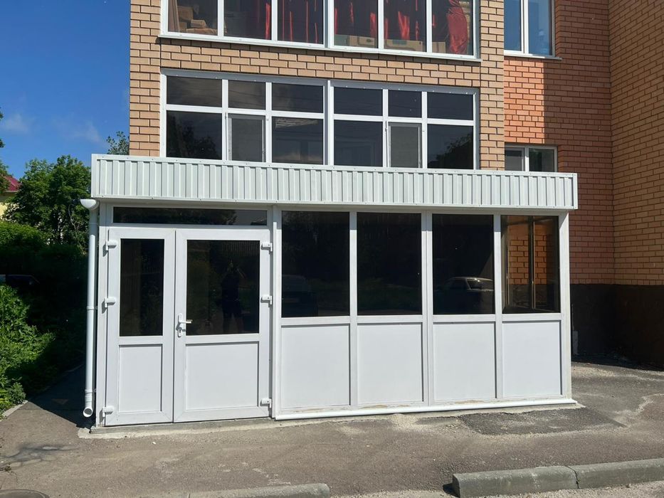 Здам в аренду помещение сейчас оборудовано под смортивный зал .