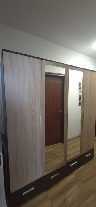 Гардероб с четири врати