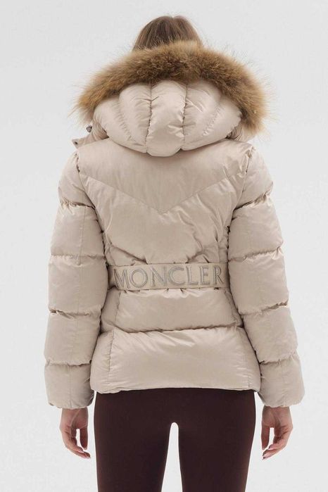 Moncler вталено дамско яке с качулка