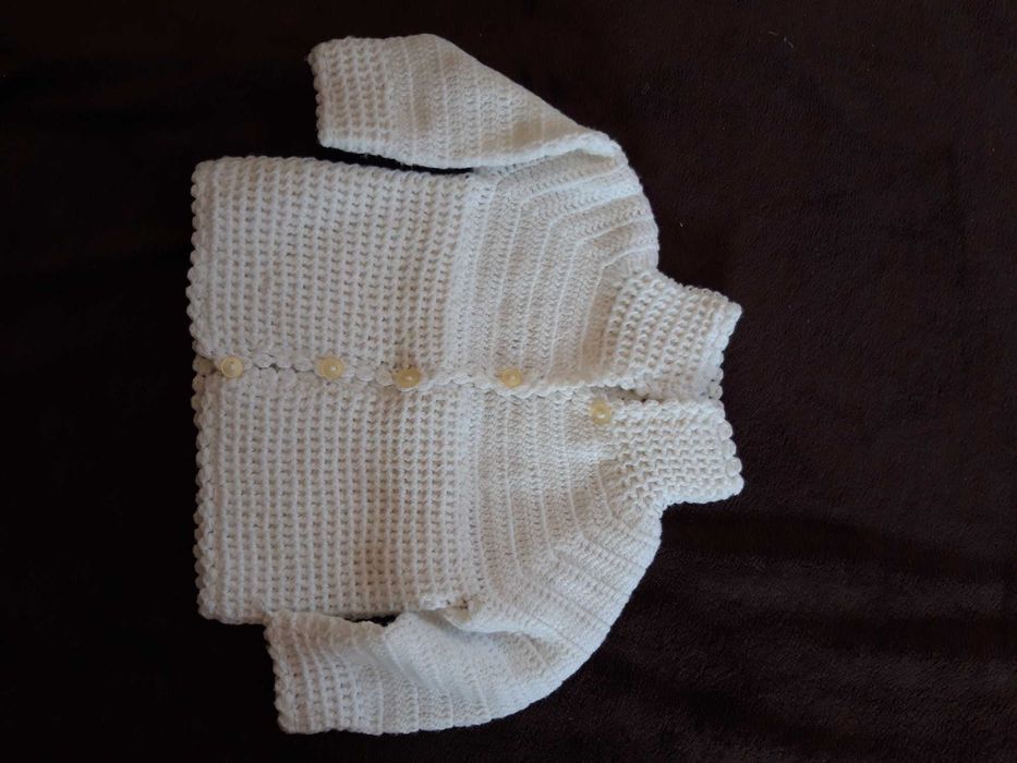 Плетени бебешки жилетки и шапка за бебе