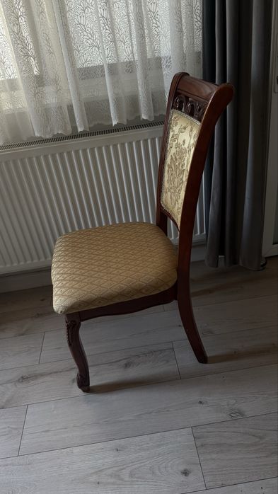 Scaun lemn masiv cu model